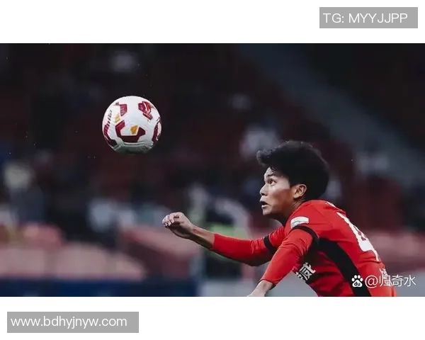 蒯纪闻错失绝佳机会1对1面对李昊竟将球打飞令人惋惜